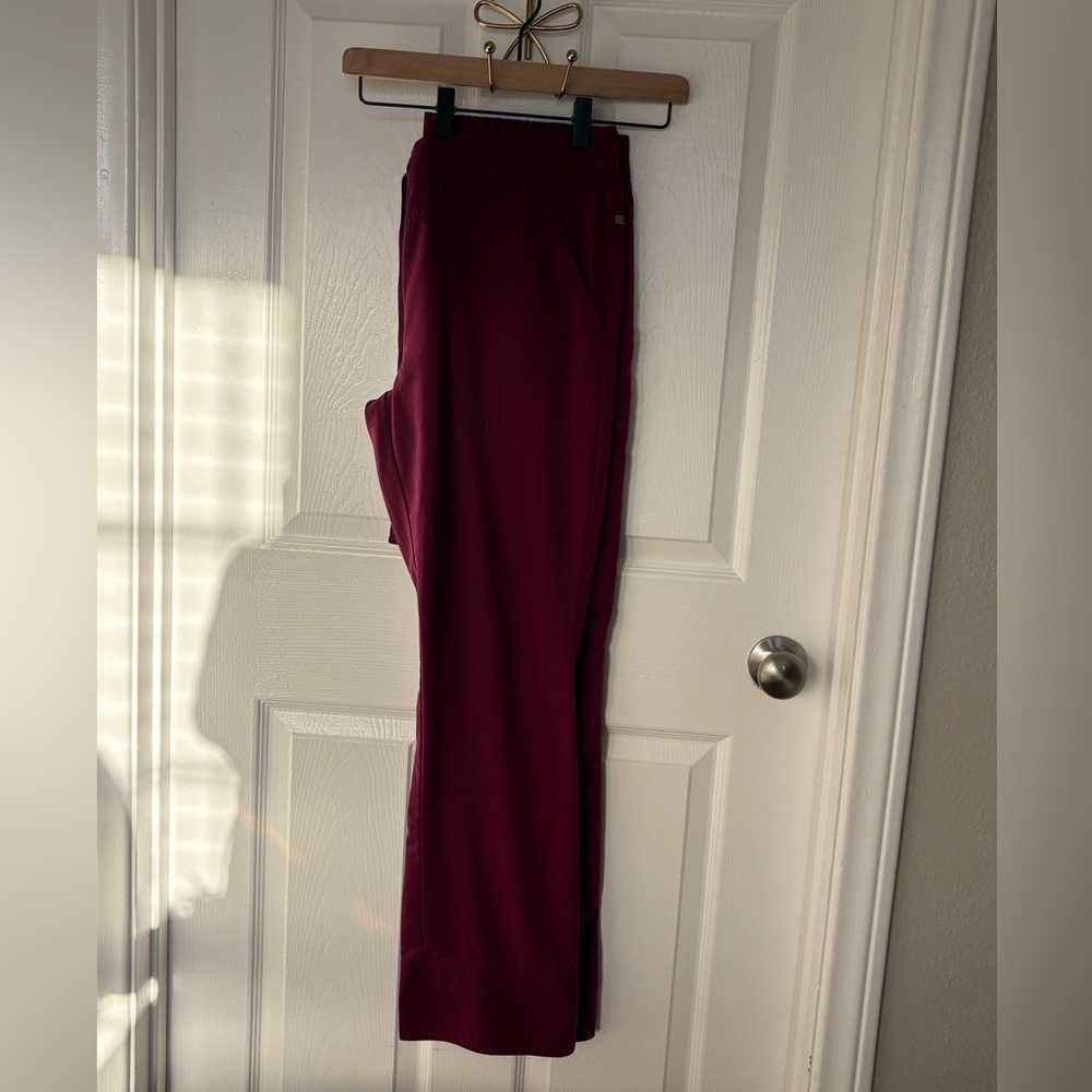 Grey’s Anatomy Scrub Set - Women’s Maroon V-neck top and Pants Medium - Picture 9 of 14